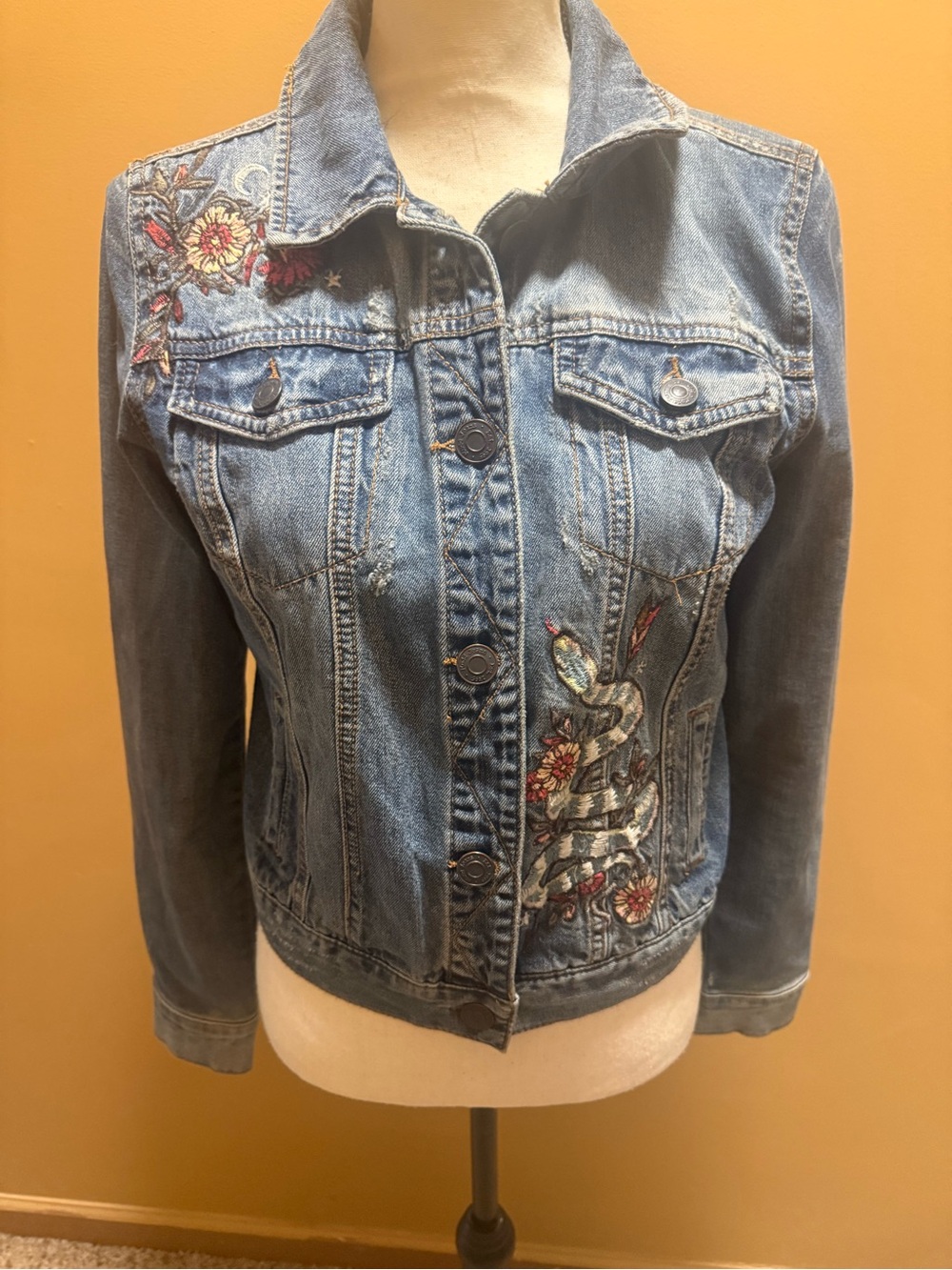 Mudd distressed denim jean jacket snake & floral embroidery sits at waist sz M